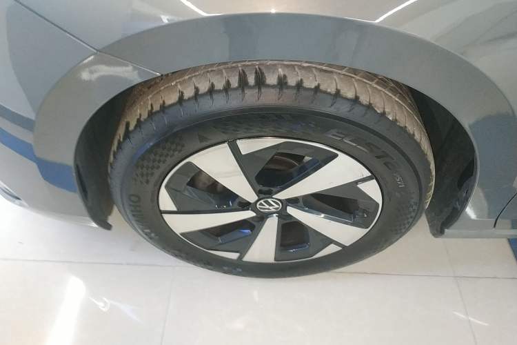 Used Volkswagen Magotan 2024 300TSI DSG Prestige Edition—A Real Eye-Catcher Left Front Wheel Hub