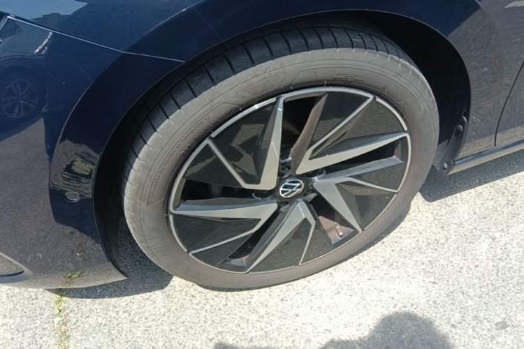 Used Volkswagen Magotan 2024 380TSI DSG Ultimate Edition Left Front Wheel Hub
