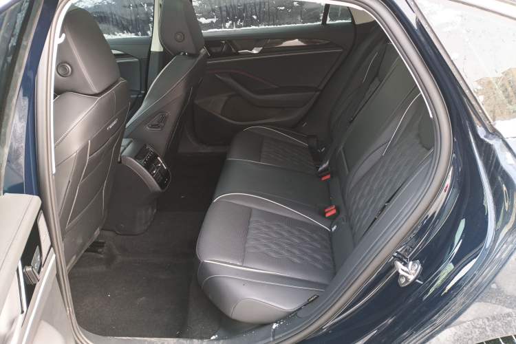 Used Volkswagen Magotan 2024 380TSI DSG Ultimate Edition Left Rear Seat