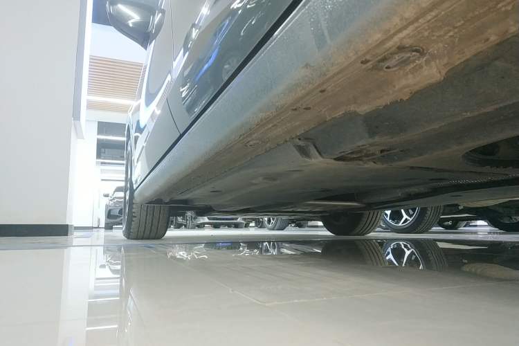 Used Volkswagen Magotan 2024 300TSI DSG Prestige Edition—A Real Eye-Catcher Left Side Sill