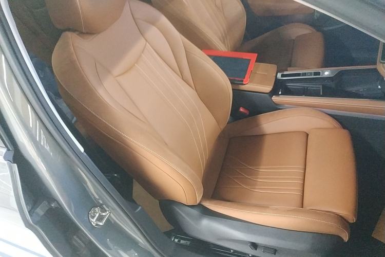 Used Volkswagen Magotan 2024 300TSI DSG Prestige Edition—A Real Eye-Catcher Right Front Seat