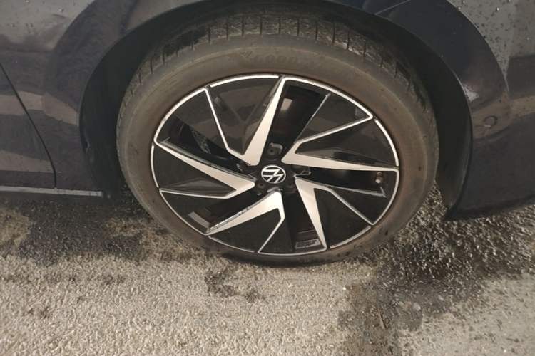 Used Volkswagen Magotan 2024 380TSI DSG Ultimate Edition Right Front Wheel Hub