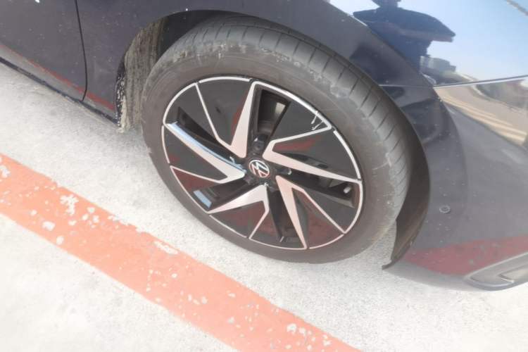 Used Volkswagen Magotan 2024 380TSI DSG Ultimate Edition Right Front Wheel Hub