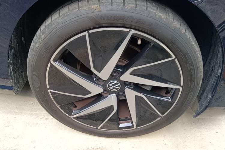 Used Volkswagen Magotan 2024 380TSI DSG Ultimate Edition Right Front Wheel Hub