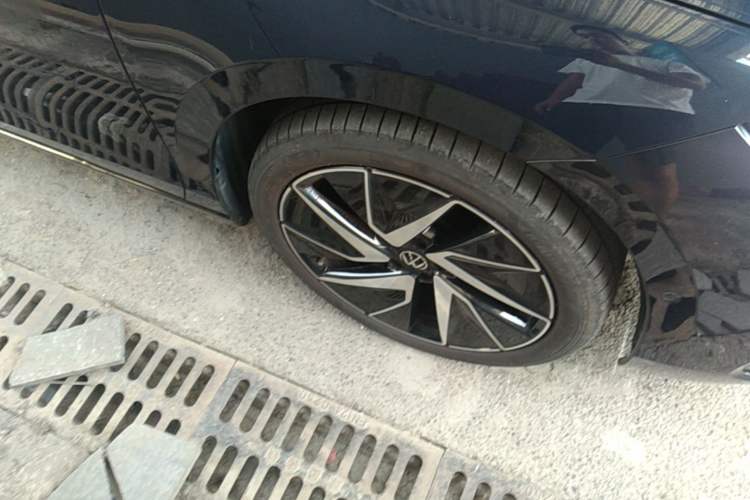 Used Volkswagen Magotan 2024 380TSI DSG Ultimate Edition Right Front Wheel Hub