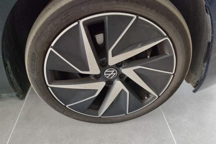 Used Volkswagen Magotan 2024 380TSI DSG Ultimate Edition Right Front Wheel Hub