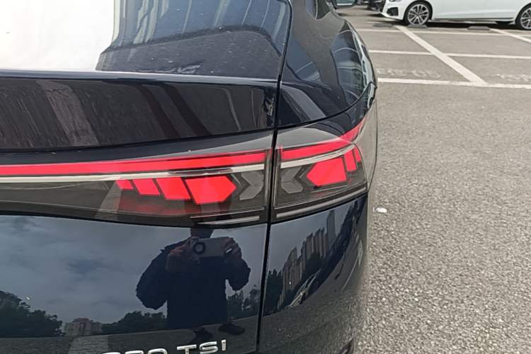 Used Volkswagen Magotan 2024 380TSI DSG Ultimate Edition Right Rear Taillight
