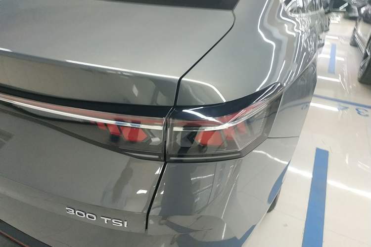 Used Volkswagen Magotan 2024 300TSI DSG Prestige Edition—A Real Eye-Catcher Right Rear Taillight
