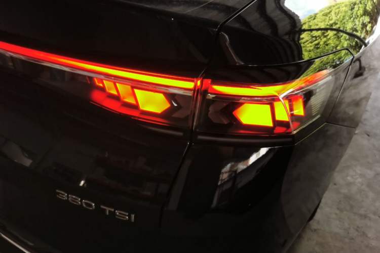 Used Volkswagen Magotan 2024 380TSI DSG Ultimate Edition Right Rear Taillight