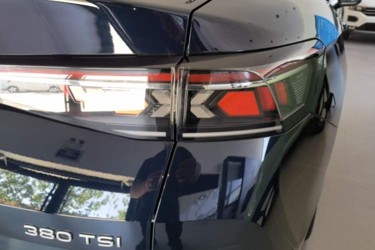 Used Volkswagen Magotan 2024 380TSI DSG Ultimate Edition Right Rear Taillight