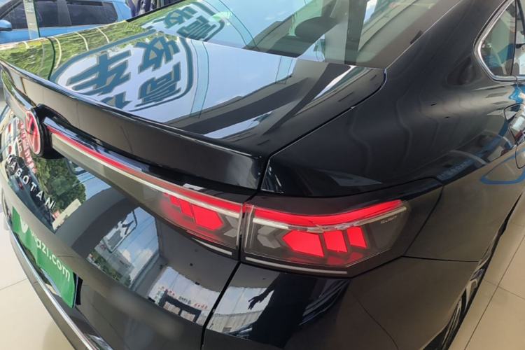 Used Volkswagen Magotan 2024 380TSI DSG Ultimate Edition Right Rear Taillight