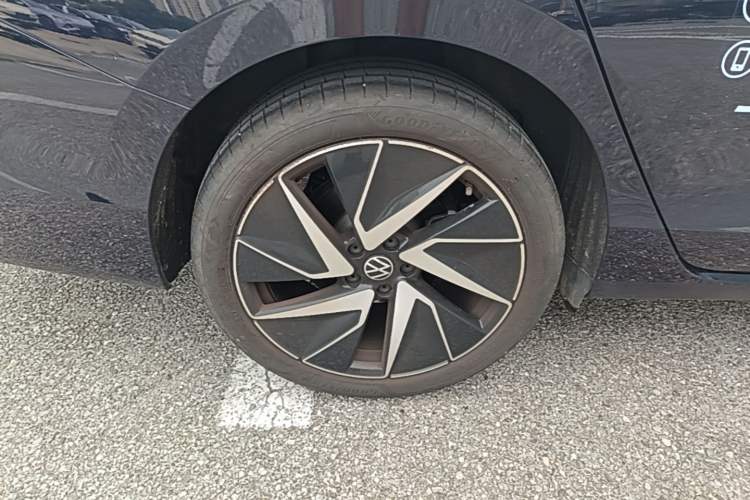 Used Volkswagen Magotan 2024 380TSI DSG Ultimate Edition Right Rear Wheel Hub