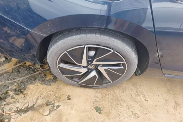 Used Volkswagen Magotan 2024 380TSI DSG Ultimate Edition Right Rear Wheel Hub
