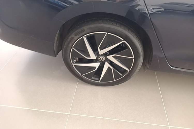 Used Volkswagen Magotan 2024 380TSI DSG Ultimate Edition Right Rear Wheel Hub