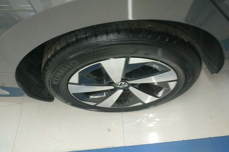 Used Volkswagen Magotan 2024 300TSI DSG Prestige Edition—A Real Eye-Catcher Right Rear Wheel Hub
