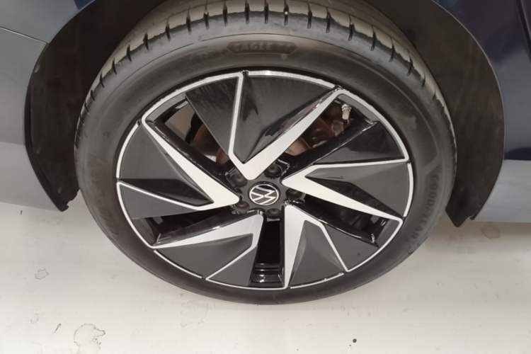 Used Volkswagen Magotan 2024 380TSI DSG Ultimate Edition Right Rear Wheel Hub