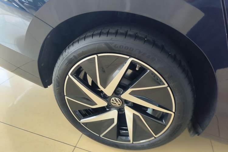 Used Volkswagen Magotan 2024 380TSI DSG Ultimate Edition Right Rear Wheel Hub