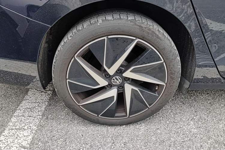 Used Volkswagen Magotan 2024 380TSI DSG Ultimate Edition Right Rear Wheel Hub