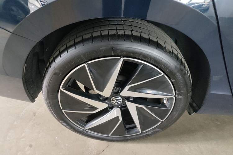 Used Volkswagen Magotan 2024 380TSI DSG Ultimate Edition Right Rear Wheel Hub
