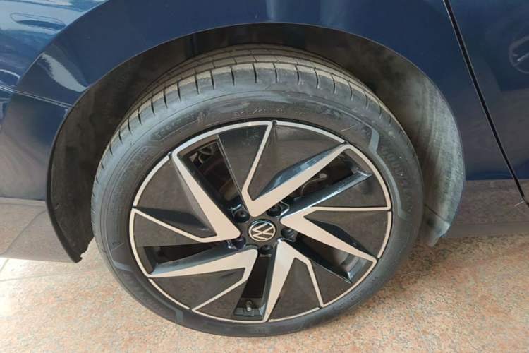 Used Volkswagen Magotan 2024 380TSI DSG Ultimate Edition Right Rear Wheel Hub