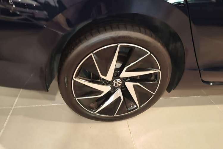 Used Volkswagen Magotan 2024 380TSI DSG Ultimate Edition Right Rear Wheel Hub