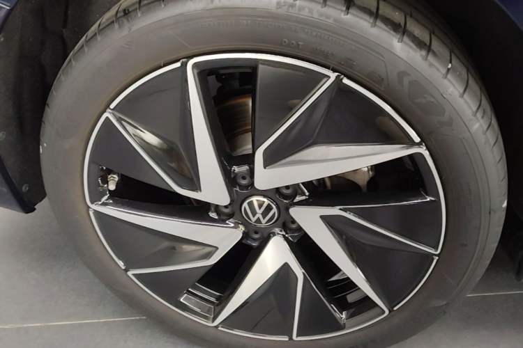 Used Volkswagen Magotan 2024 380TSI DSG Ultimate Edition Right Rear Wheel Hub
