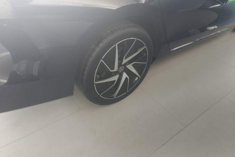 Used Volkswagen Magotan 2024 380TSI DSG Ultimate Edition Right Rear Wheel Hub