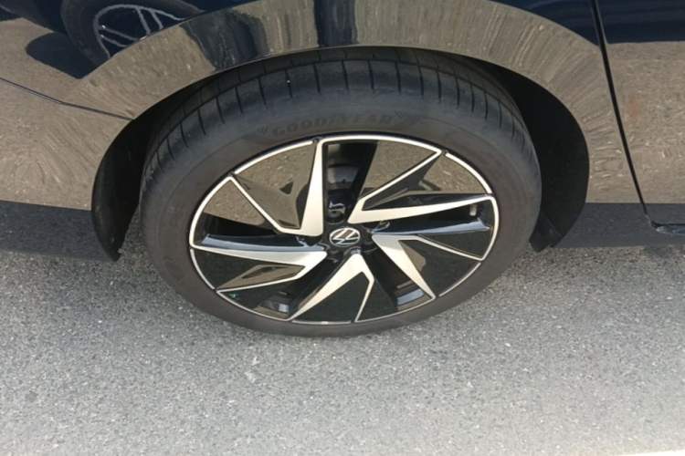 Used Volkswagen Magotan 2024 380TSI DSG Ultimate Edition Right Rear Wheel Hub