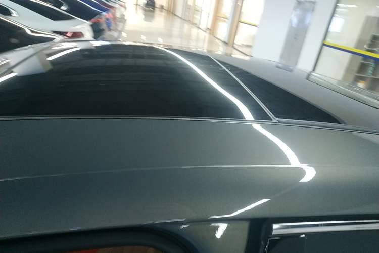 Used Volkswagen Magotan 2024 300TSI DSG Prestige Edition—A Real Eye-Catcher Roof