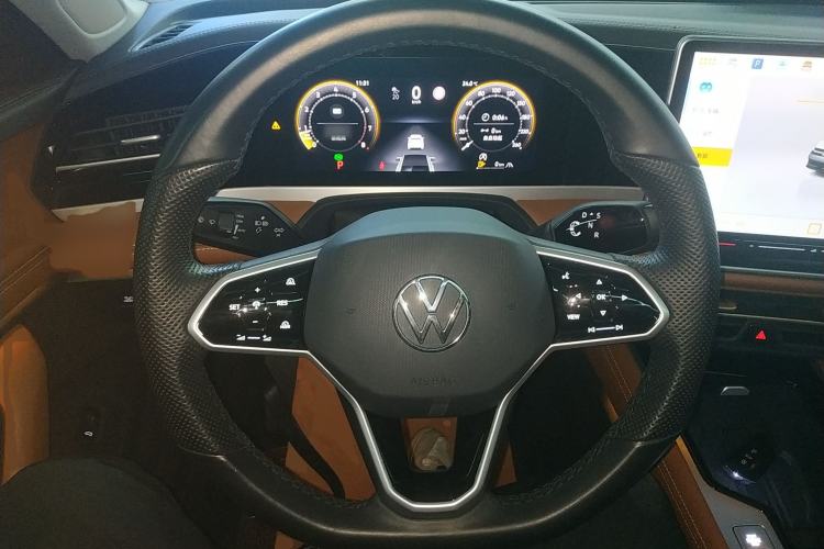Used Volkswagen Magotan 2024 300TSI DSG Prestige Edition—A Real Eye-Catcher Steering Wheel