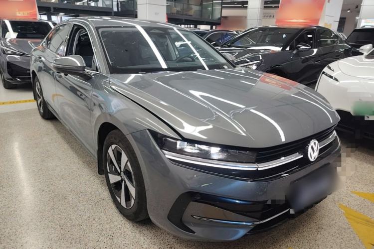 Used Volkswagen Magotan 2024 300TSI DSG Luxury Edition Front Right 45 Deg