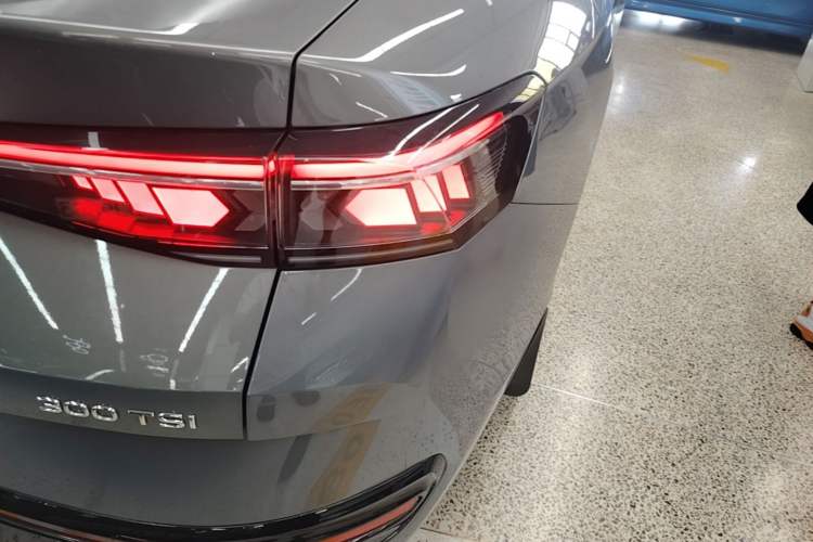 Used Volkswagen Magotan 2024 300TSI DSG Luxury Edition Right Rear Taillight