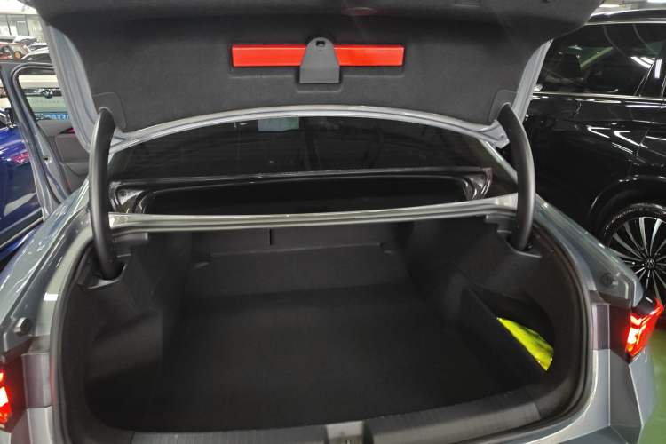 Used Volkswagen Magotan 2024 380TSI DSG Prestige Edition DaMai Package Trunk