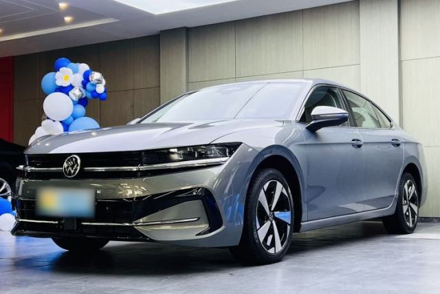 Used Volkswagen Magotan 2024 300TSI DSG Prestige Edition—A Real Eye-Catcher