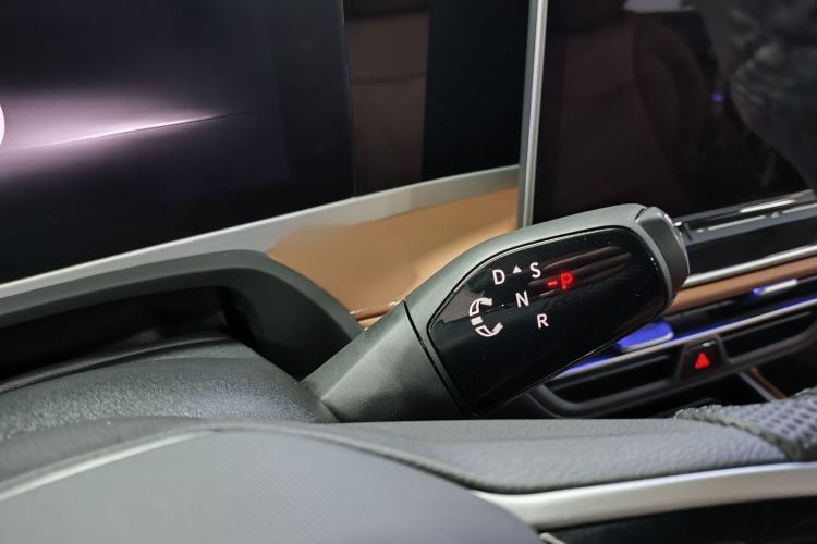 Used Volkswagen Magotan 2024 300TSI DSG Prestige Edition—A Real Eye-Catcher Gear Lever