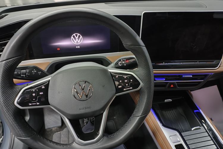 Used Volkswagen Magotan 2024 300TSI DSG Prestige Edition—A Real Eye-Catcher Interior 1