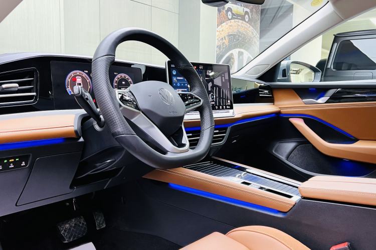 Used Volkswagen Magotan 2024 300TSI DSG Prestige Edition—A Real Eye-Catcher Right Front Seat