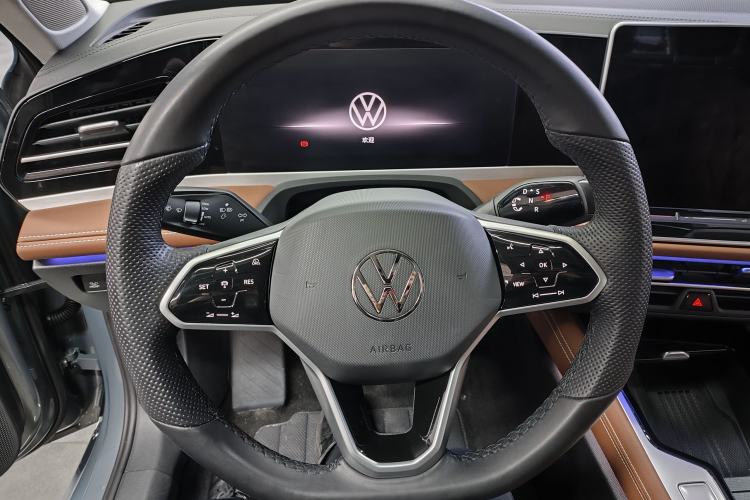 Used Volkswagen Magotan 2024 300TSI DSG Prestige Edition—A Real Eye-Catcher Steering Wheel