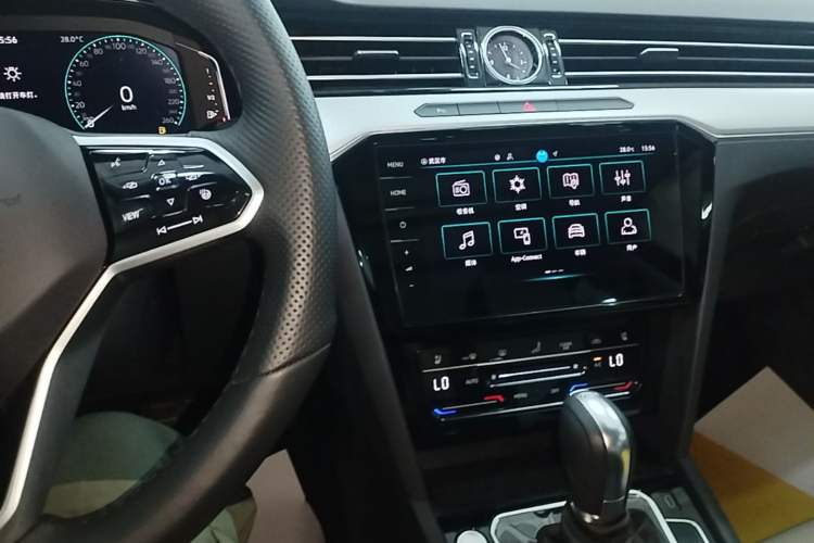 Used Volkswagen Magotan 2025 Zhongxiang Version 330TSI DSG Luxury Edition Audio And AC Panel