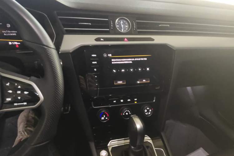 Used Volkswagen Magotan 2025 Zhongxiang Version 280TSI DSG Comfort Edition Audio And AC Panel