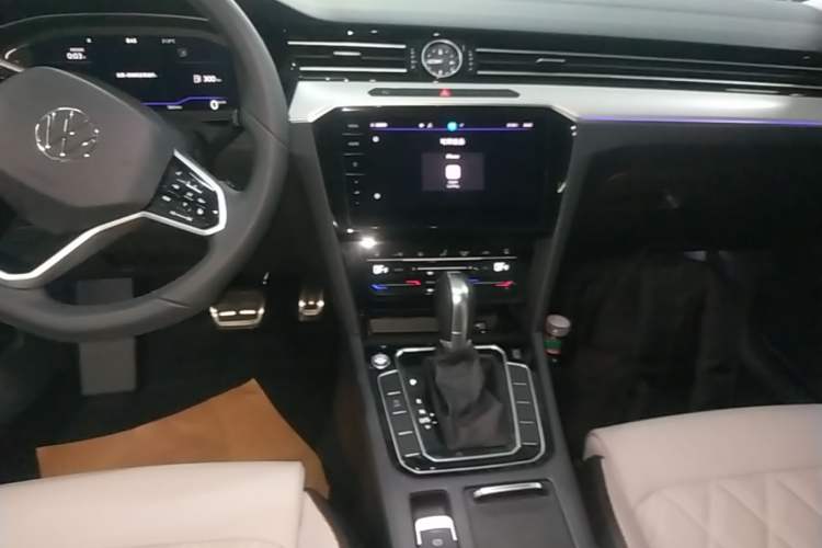 Used Volkswagen Magotan 2025 Revised Version Zhongxiang Edition 330TSI DSG Luxury Trim Audio And AC Panel