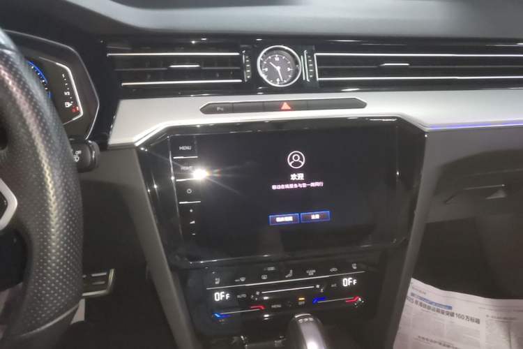 Used Volkswagen Magotan 2025 Zhongxiang Version 330TSI DSG Luxury Edition Audio And AC Panel