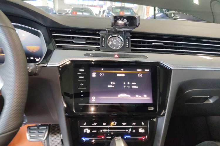 Used Volkswagen Magotan 2025 Revised Version Zhongxiang Edition 280TSI DSG Luxury Trim Audio And AC Panel