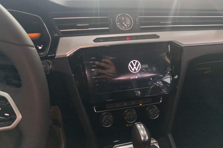 Used Volkswagen Magotan 2025 Zhongxiang Version 280TSI DSG Comfort Edition Audio And AC Panel