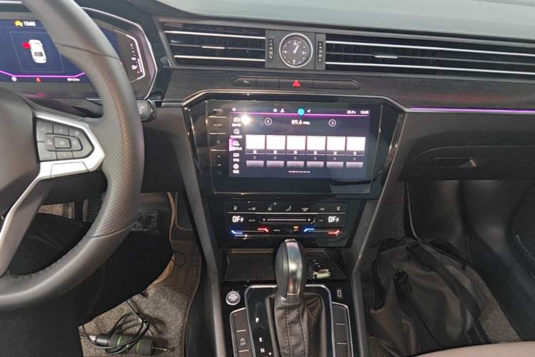Used Volkswagen Magotan 2025 Revised Version 2 Zhongxiang Edition 330TSI DSG Luxury Trim Audio And AC Panel