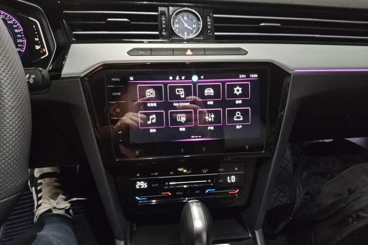 Used Volkswagen Magotan 2025 Revised Version Zhongxiang Edition 330TSI DSG Luxury Trim Audio And AC Panel