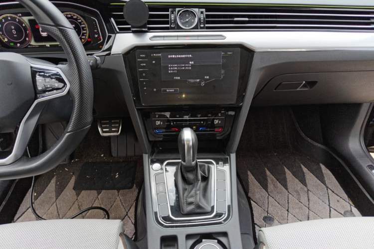 Used Volkswagen Magotan 2025 Zhongxiang Version 330TSI DSG Luxury Edition Audio And AC Panel
