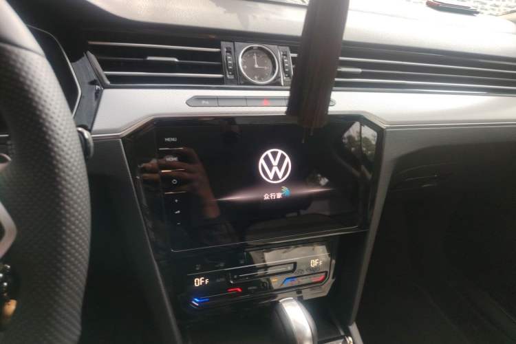 Used Volkswagen Magotan 2025 Zhongxiang Version 330TSI DSG Luxury Edition Audio And AC Panel