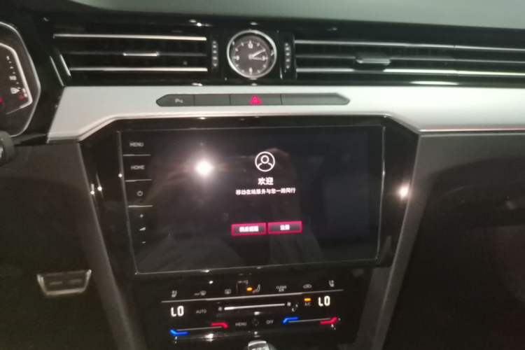 Used Volkswagen Magotan 2025 Zhongxiang Version 330TSI DSG Luxury Edition Audio And AC Panel