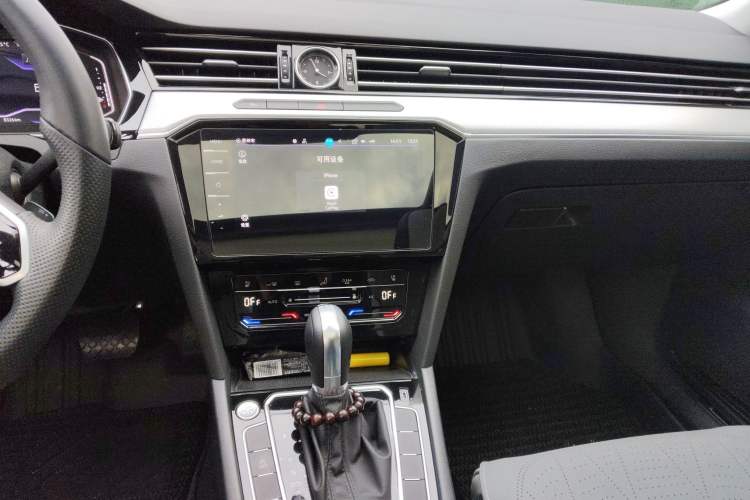 Used Volkswagen Magotan 2025 Zhongxiang Version 330TSI DSG Luxury Edition Audio And AC Panel